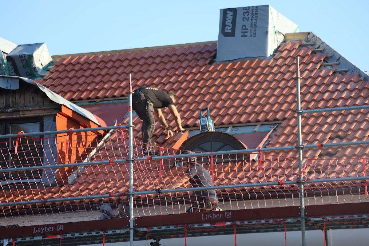 Illustration d’un chantier extérieur avec échafaudage