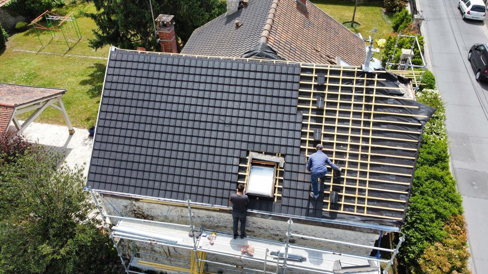 Vue aérienne d’un chantier de couverture réalisé par Axelle Couverture